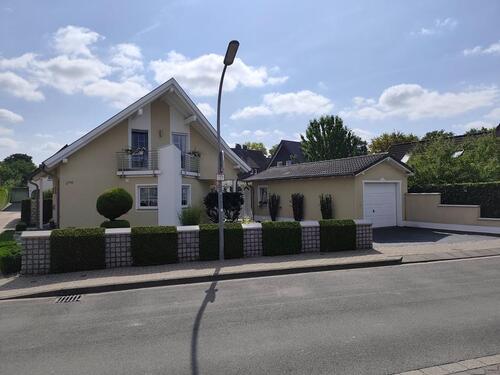 Foto - Attraktives Freistehendes Einfamilienhaus