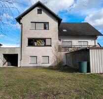 Zweifamilien Haus mit Einliegerwohnung und Garagen - Windeck