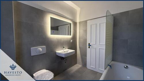 Foto - Exklusiv renovierte 2-Zimmer Wohnung mit Balkon ins Grüne, neuer EBK & hochwertiger Ausstattung!