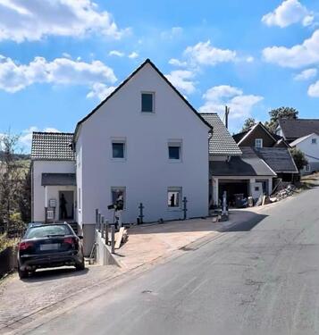 Foto - Mehrfamilienhaus mit 4 Wohneinheiten und 2 Garagen