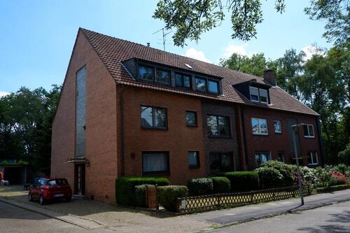 Foto - Mehrfamilienhaus im Rahmen ein. Teilungsversteigerung
