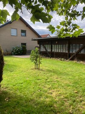 Foto - Großes massives Wohnhaus mit Garage, Carport u. Stellplatz