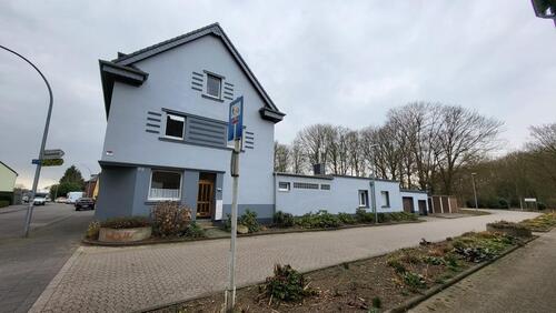 Foto - Charmantes Generationenhaus – 3 Wohneinheiten, 5 Garagen, Garten