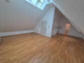 Foto - Helle Dachgeschosswohnung mit neuer Küche & ruhiger Lage Teilmöbl