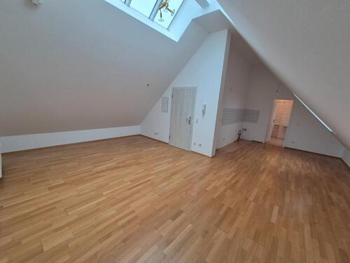 Foto - Helle Dachgeschosswohnung mit neuer Küche & ruhiger Lage Teilmöbl