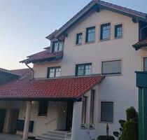 Moderne 5-Zimmer-Wohnung mit Balkon, EBK & Garage in Pförring