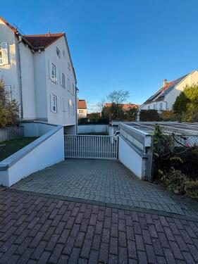 Foto - Überdachter Stellplatz in abgeschlossener Garage zu vermieten