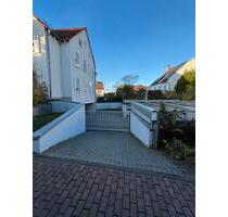 Überdachter Stellplatz in abgeschlossener Garage zu vermieten - Friedrichsdorf