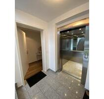 Bergisch Gladbach-Refrath: Möblierte, neuwertige Wohnung mit Aufzug und TG-Stellplatz!