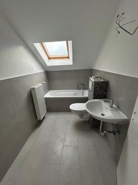 Foto - Modernisierte, praktische 2-Raum-DG-Wohnung mit EBK in Frankfurt Bergen Enkheim