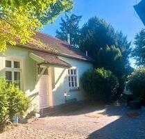 Charmantes kleines Häuschen im Grünen - zentral in Halle (Westf.)