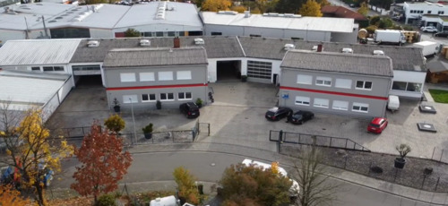 Foto - Beheizbare große Gewerbehalle mit Rolltore, hohen Decken und Bürogebäude