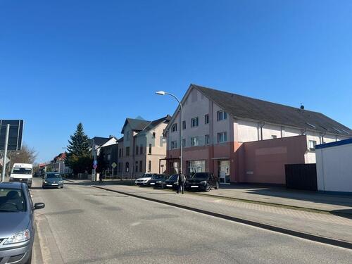 Foto - Fachmarktfläche in Sichtlage mit Parkplätzen