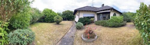 Foto - Walmdach Winkelbungalow mit Wintergarten und großem Garten