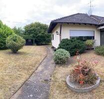 Walmdach Winkelbungalow mit Wintergarten und großem Garten - Kelheim