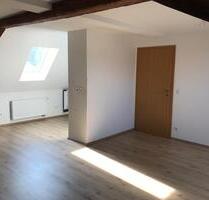 Schöne helle Dachgeschosswohnung mit Einbauküche - Naumburg (Saale)