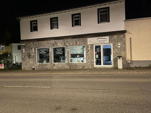 Foto - Moderne Büro-Ausstellungsküche mit großer Schaufensterfront