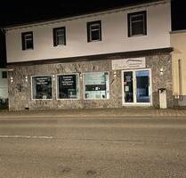Moderne Büro-Ausstellungsküche mit großer Schaufensterfront - Rosenfeld