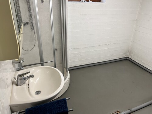 Hauswirtschaftsraum mit Dusche - 