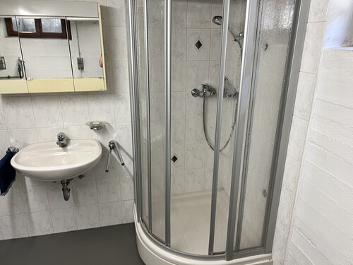 Hauswirtschaftsraum mit Dusche - 