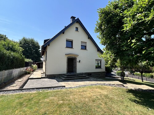 Außenansicht - Wohnen im Grünen – Gepflegtes Einfamilienhaus mit Garage und großem Garten