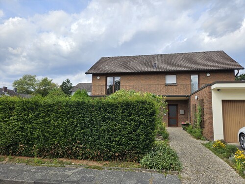 Frontansicht - Freistehendes Einfamilienhaus in ruhiger Wohnlage mit Garten und Doppelgarage