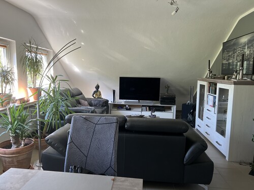 Wohnzimmer - Moderne Dachgeschosswohnung in ruhiger Lage