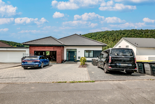 Straßenansicht - Einfamilienhaus mit 271,22 m&sup2; in Eitorf zum Kaufen