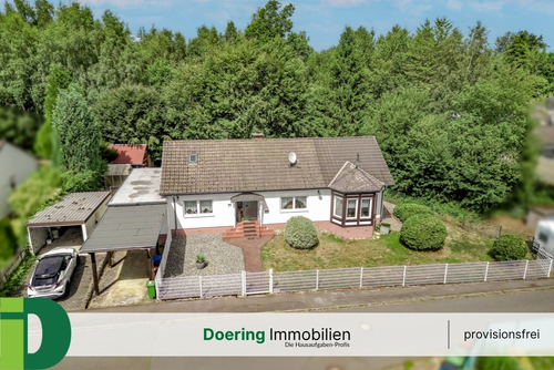 Luftbild - Ein Zuhause mit Kamin und Wintergarten direkt am Waldrand