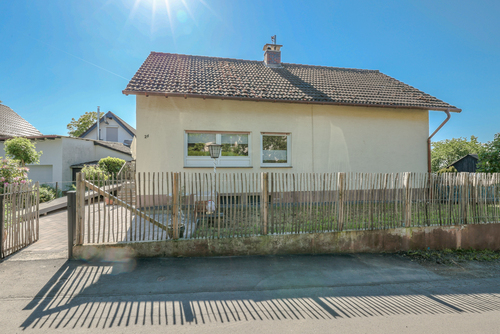 Straßenansicht - *Provisionsfrei* Mehr als nur vier Wände – freistehendes Zuhause mit Terrasse, Balkon & Carport