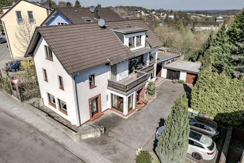 Luftbild - Charmantes Haus mit 10 Zimmern und tollem Garten. Viel Platz für Ihre Ideen! *PROVISIONSFREI*