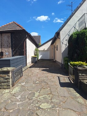 Einfahrt / Garage - 