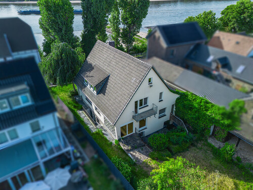 Hinteransicht - Einfamilienhaus mit 198,53 m&sup2; in Köln zum Kaufen