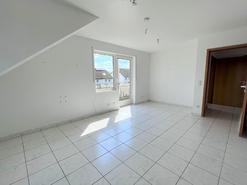 Wohnzimmer - Helle Dachgeschosswohnung * Balkon *Stellplatz