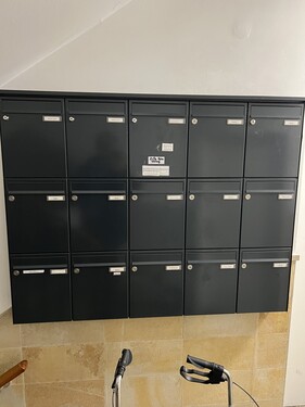 Erneuerte Briefkastenanlage - 