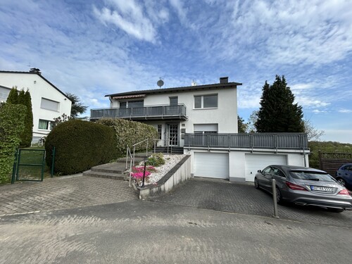 Vorderansicht - Neu renovierte Wohnung am Ortsrand mit Fernblick