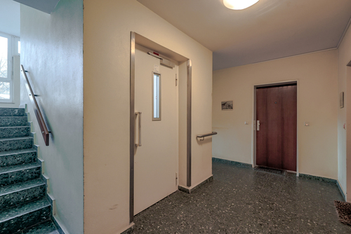 Treppenhaus/Aufzug - 