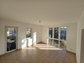Wohnbereich - Großzügige Erdgeschosswohnung mit Balkon und Terrasse