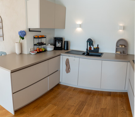 Küche mit Einbauküche - Moderne Erdgeschosswohnung mit Sauna & Garten