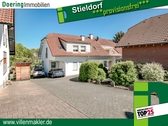 Einfahrt - 126 m² Wohnfläche + 20 m² Zusatzfläche + XXL Garten: Diese Wohnung lässt keine Wünsche offen!