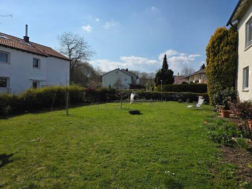 Garten kann mit benutzt werden - 3-Zimmer-DG_Whg. in Stgt.-Heumaden