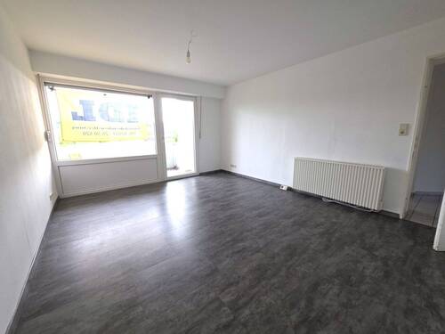 Wohnzimmer - Renovierte 3-Zimmer-Wohnung mit Balkon, Parkett und Einbauküche – sofort frei!
