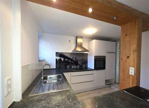 Küchenbereich mit offener EBK - Modernisiertes Fachwerkhaus mit charmanter Holzfassade im Herzen von Grafenau