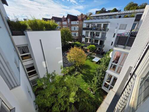 Blick in den Innenhof - Attraktive 2-Zimmer-Wohnung in Stuttgart-Bad Cannstatt – sofort bezugsfrei!