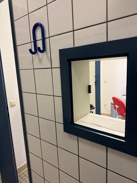 Labor-WC mit Durchreiche - 