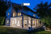Aussenansicht_Nacht - Wohnen mit Weitblick - modernes Einfamilienhaus in traumhafter Hanglage mit großzügigem Grundstück und hochwertiger Ausstattung