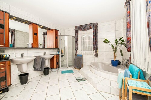 OG_Bad_mit_Wanne_und_Dusche - 