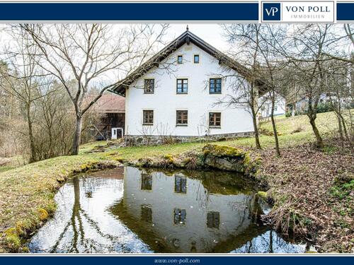 Aussenansicht - „Idyllisches Bauernhaus mit Teich & eigener Quelle – Ruhe, Natur und Geschichte vereint“