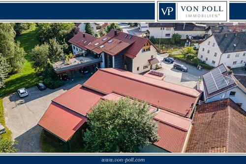 Aussenansicht - Gepflegtes Mehrfamilienhaus mit Halle und großem Grundstück