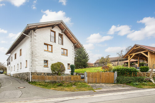 Titelbild - 5 Zimmer Zweifamilienhaus zum Kaufen in Neukirchen beim Heiligen Blut / Lamberg